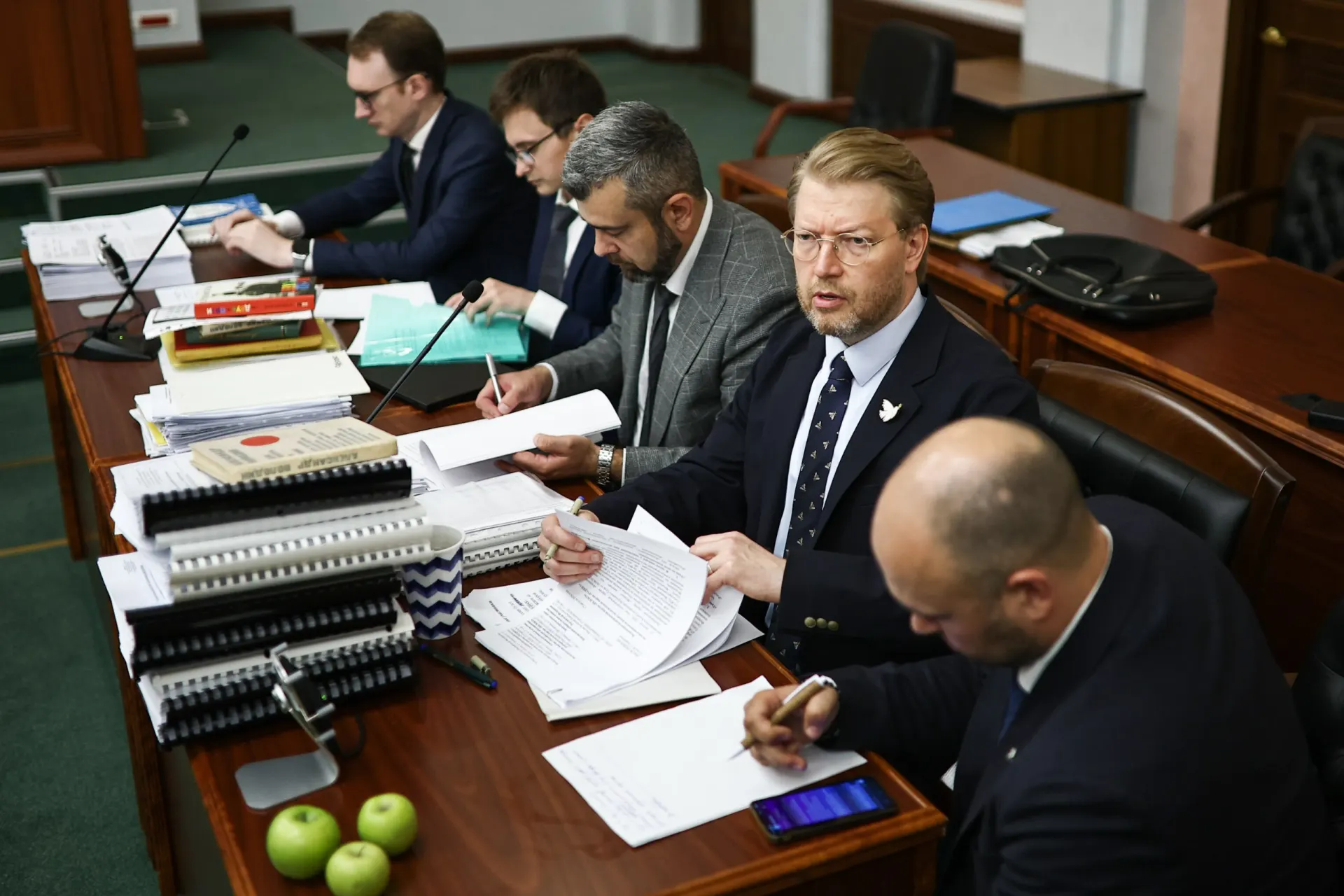 Верховный суд оставил без изменений решение о снятии списка и зафиксировал массовые задержания возле суда во время заседания.