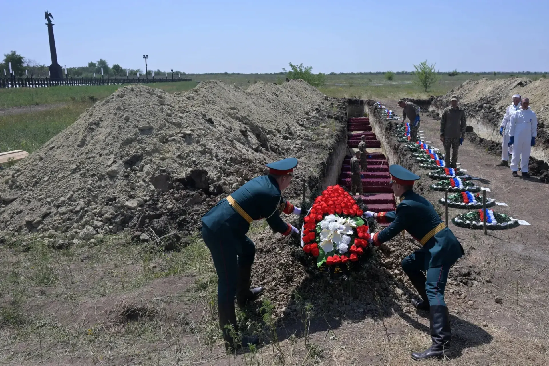 В Ярославской и Томской областях расследуют дела о госизмене, связанные с фотографированием захоронений военных; усиливается контроль на кладбищах в разных регионах.