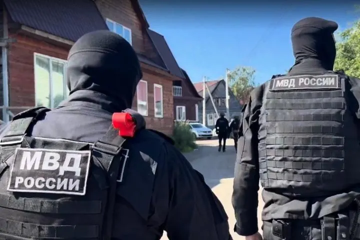 Полиция провела массовый рейд против ромов во Всеволожском районе Ленинградской области; проверки затронули сотни людей и домов, 60 человек доставлены для проверки по базам.