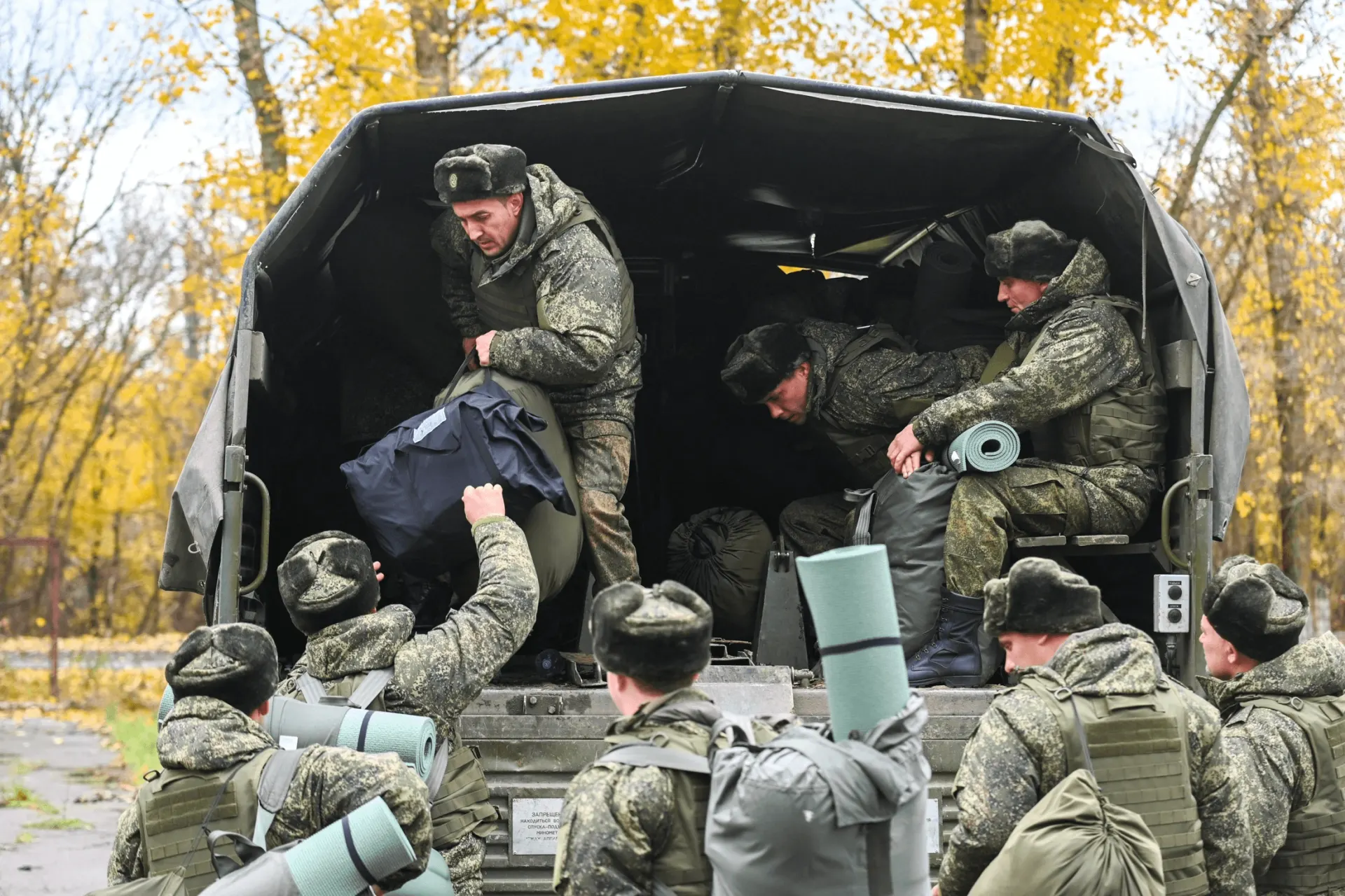 Новый указ уточняет порядок присвоения воинских званий добровольцам и пересматривает правила учета времени службы при отсутствии в части в условиях мобилизации.