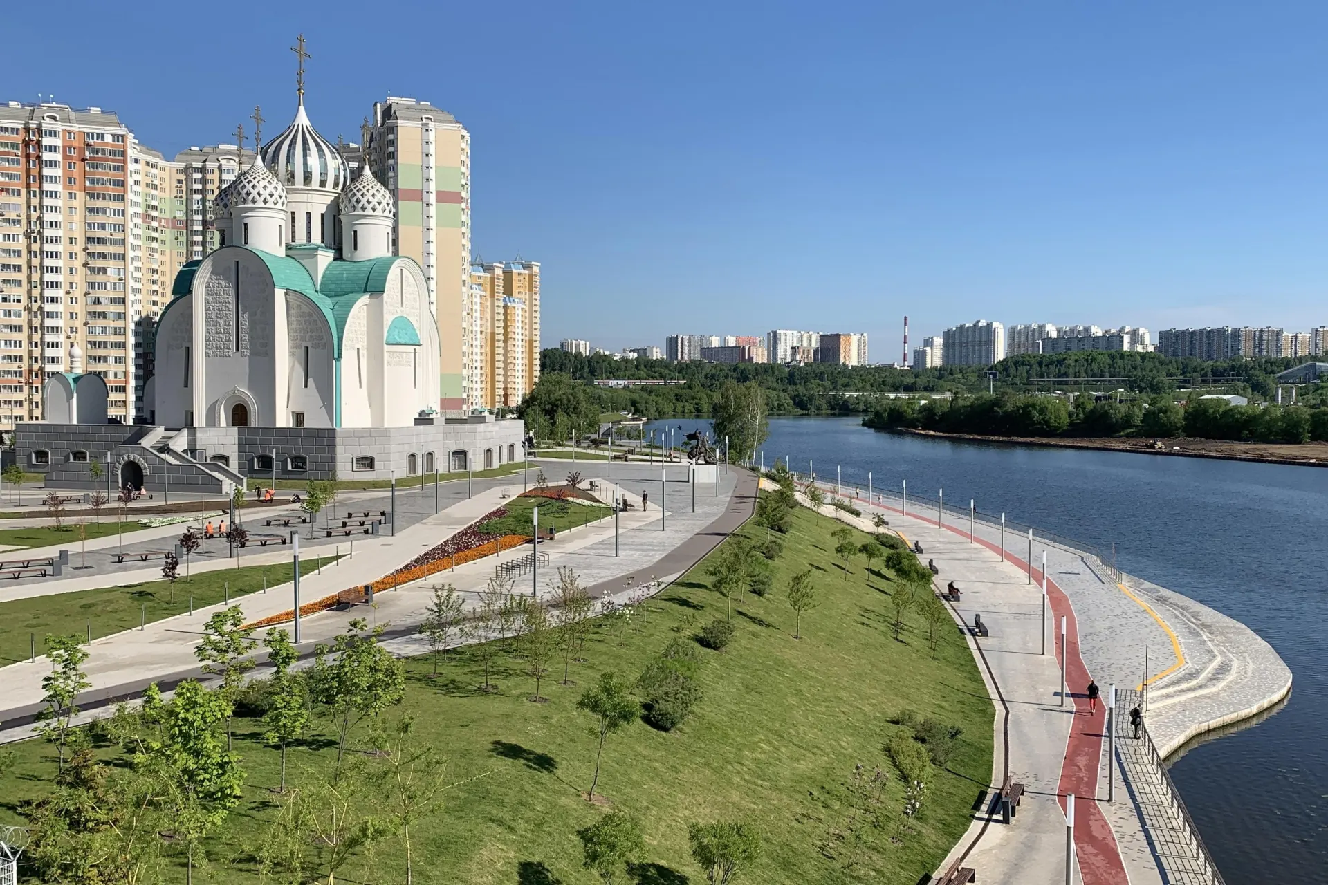 Официальные лица Красногорска якобы организовали схему, которая заключалась в подаче массовых жалоб на инфраструктуру соседних городов с целью улучшить собственный рейтинг.