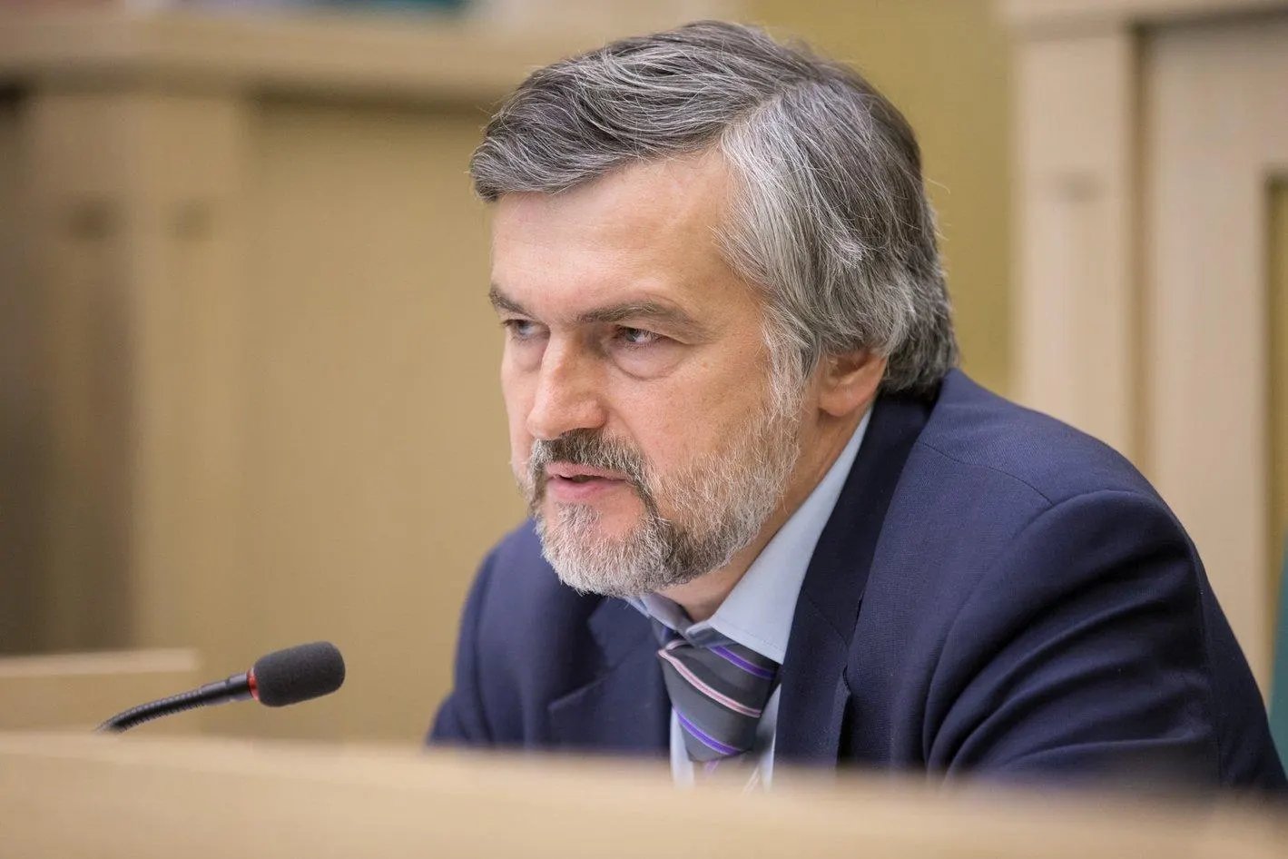 После майского выступления об экономике и конкуренции России произошло увольнение главного экономиста. Эксперты предупреждают о рисках замедления роста и возможном социальном давлении.
