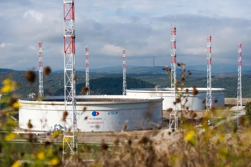 Правительство планирует перенаправить экспорт казахстанской нефти через порт Новороссийск до конца осени, освободив мощности Усть-Луги и усилив риск для судоходства в регионе.