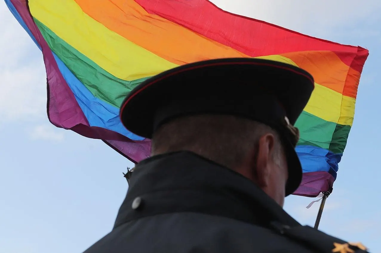 Суды выносят решения об выдворении иностранцев за одежду и лозунги, которые власти трактуют как пропаганду ЛГБТ.