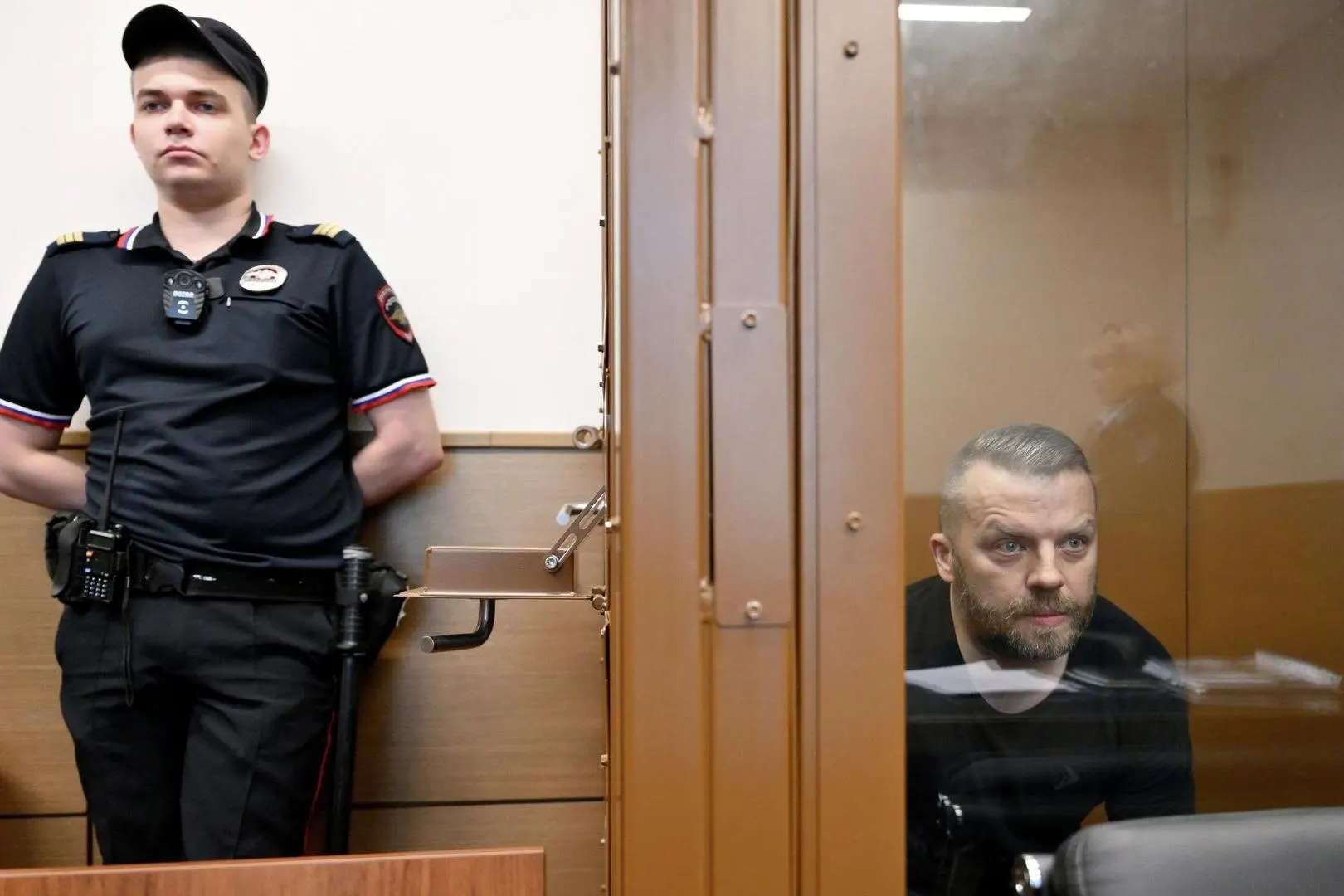 Экс-руководителю Главного военно-строительного управления по специальным объектам назначен шесть лет колонии; помимо срока ему запретили госслужбу на пять лет и лишили наград.