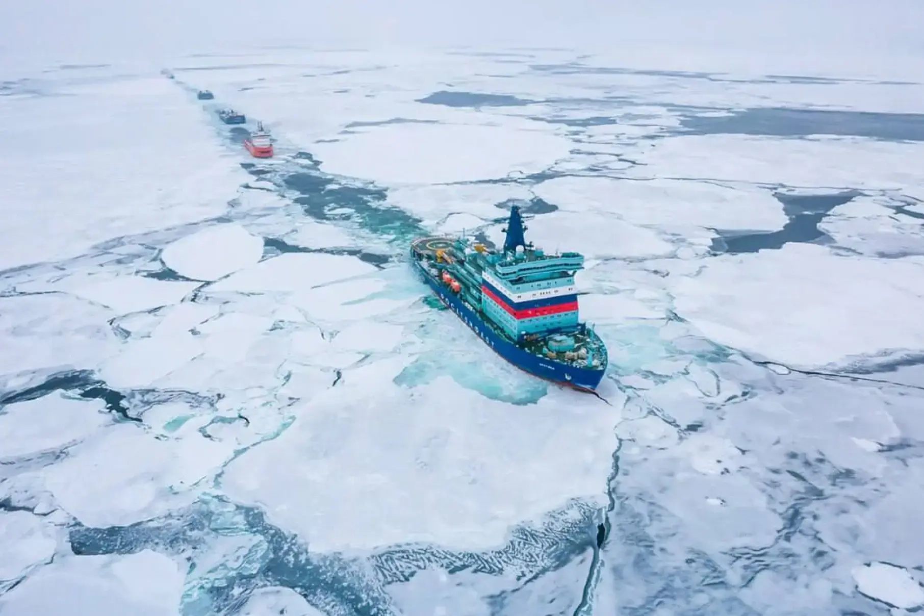 Санкционированные танкеры и сопутствующие суда дрейфуют в Карском море в ожидании ледоколов, чтобы пройти по Северному морскому пути. Этот разворот может привести к крупнейшему конвою на маршруте и затронуть поставки нефти и СПГ.