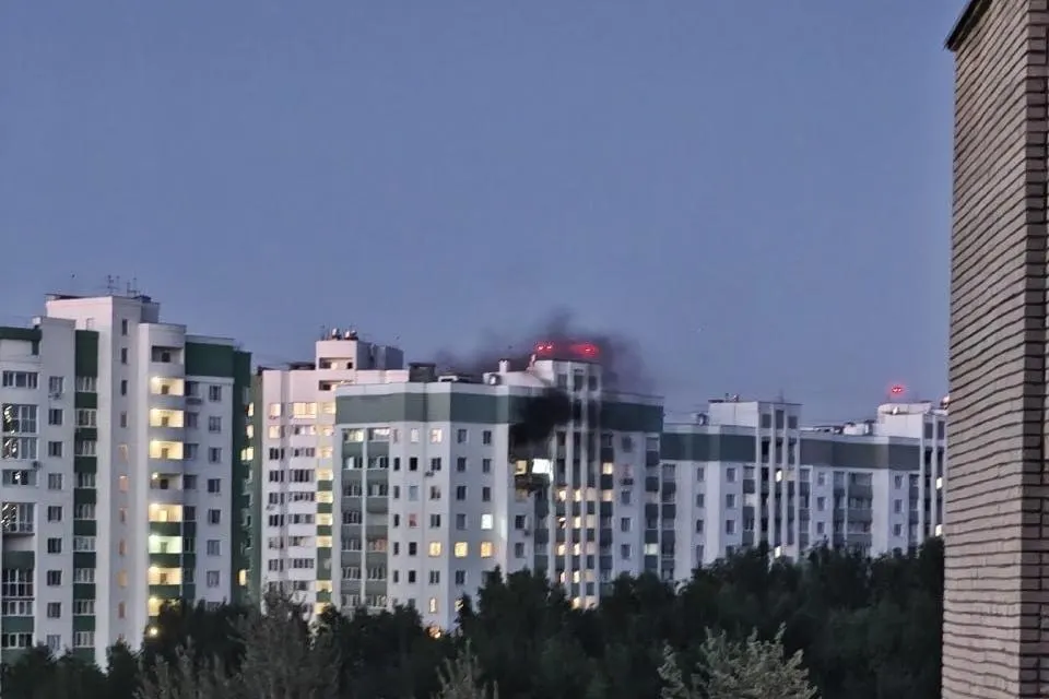 После ночных ударов БПЛА во Владимирской области зафиксирован пожар в жилом доме; власти вводят административные протоколы за публикации об атаках и ужесточают информационную политику.