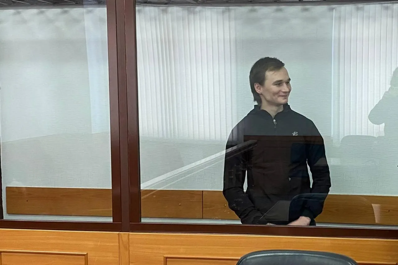Юридическая жалоба связана с изъятием документов и введением предостережения после конфиденциальной встречи осужденного с защитником.