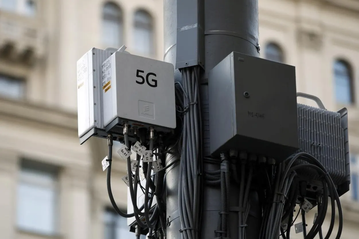 Утверждены правила развертывания 5G: операторы получат новые частоты и смогут использовать существующую LTE-инфраструктуру; масштабирование до мегаполисов планируется в 2028–2031 годах.