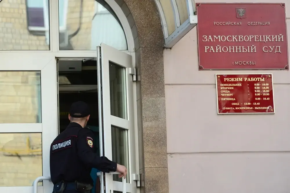 Замоскворецкий районный суд Москвы отправил в СИЗО генерального директора ООО «ГЭХ Закупки» и замдиректора по корпоративной защите «Газпром энергохолдинга» по обвинению в получении взяток при заключении контрактов. Ещё один фигурант дела помещён под домашний арест.