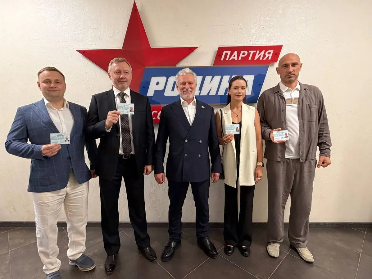 Расследование показало владение элитной недвижимостью и автомобилями близких к депутату, включая гражданскую жену и бывшую супругу.