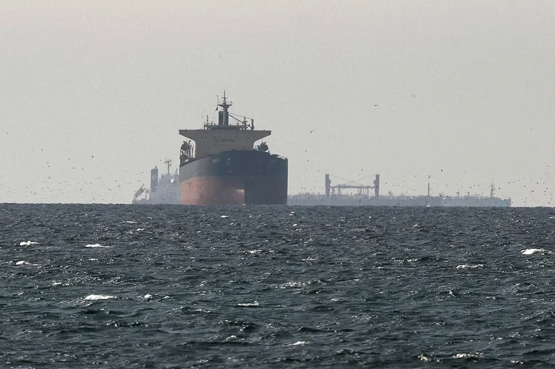 Страны Персидского залива организуют скрытые поставки нефти через Ормузский пролив, что помогает стабилизировать Brent на уровне примерно 80–90 долларов за баррель.