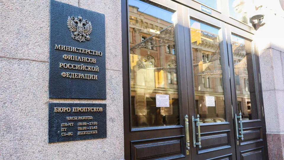 Правительство перераспределяет средства: списание долгов регионов, перенос погашений и дополнительная поддержка на фоне дефицита бюджета и расходов на военную операцию.
