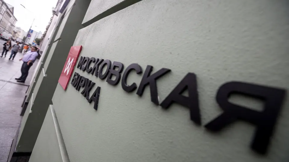 Рынок акций России закрылся резким снижением на фоне геополитических рисков; капитализация упала примерно на 250 млрд рублей.