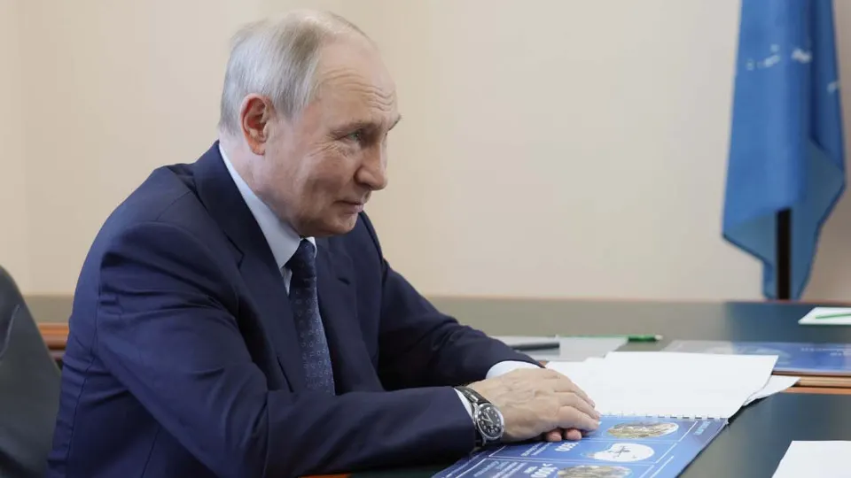 В ходе визита на остров Итуруп президент обсудил готовность россиян к победе, а опросы показывают усталость от войны и поиск путей к миру.