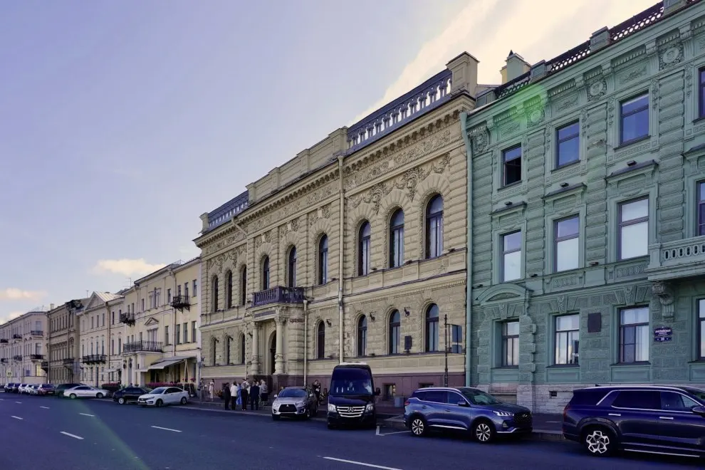 Специалисты приводят дворец в порядок: восстанавливают отделку, лепнину и гранитный цоколь, добавят архитектурно-художественную подсветку. Это первая крупная реставрация за 70 лет.