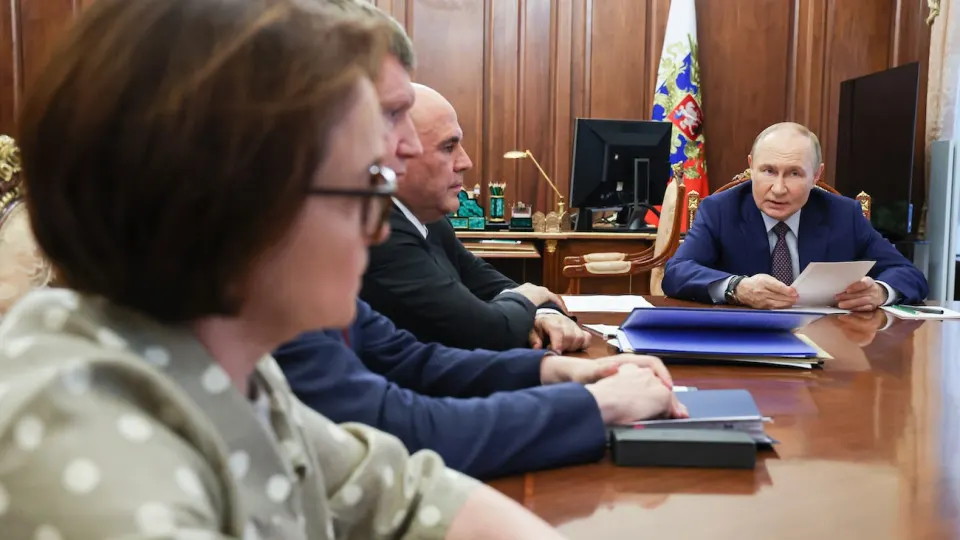 По результатам апреля–июня ВВП вырос на 1,3% по сравнению с предшествующим кварталом, за первую половину года — 0,6%. Рост сопровождается поддержкой факторов, но сохраняются риски из‑за внешних условий, мобилизации и налоговой политики.