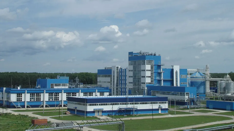 Росспиртпром покупает 72,87% акций национализированного тамбовского спиртзавода «Амбер Талвис» за 1,94 млрд рублей; после сделки доля в капитале возрастет примерно до 98,4%.