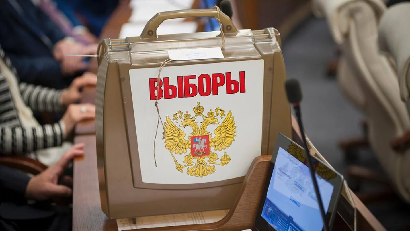 В онлайн-опросах подписчики обсуждают политические предпочтения и возможность манипуляций с результатами, фиксируя колебания поддержки партий.