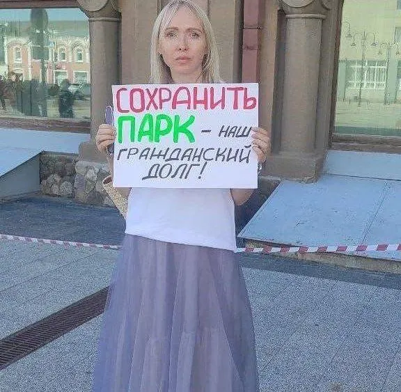 Следственные действия связаны с голосовым сообщением в чате активистов; экспертиза подтвердила отсутствие оскорблений в записи.