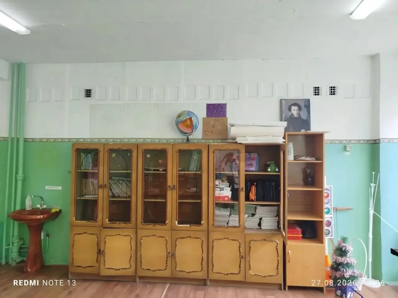 Горожанка указала на обветшалые стены и мигающую проводку в кабинете, что вызывает тревогу за безопасность учеников. Администрация заявила о плановом ремонте и частичной замене коммуникаций.