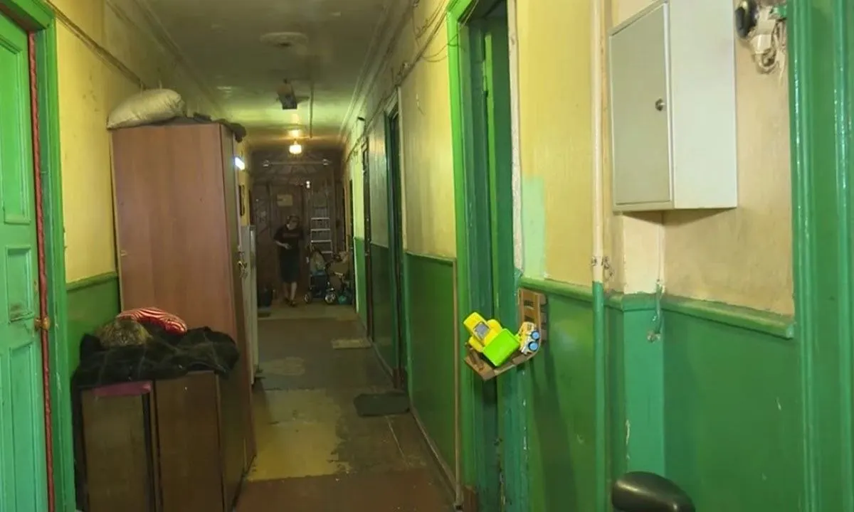 В доме №4 на проспекте Ленина возникают протечки, риск пожара и столкновения между жильцами; одна из жителей обратилась в полицию.