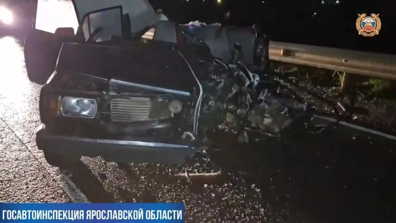 ДТП в Рыбинске у дома №31 по Шекснинскому шоссе: водитель не уступил пенсионеру, что привело к столкновению с автомобилем Subaru. На месте погиб водитель ВАЗ, ещё пятеро пострадали.