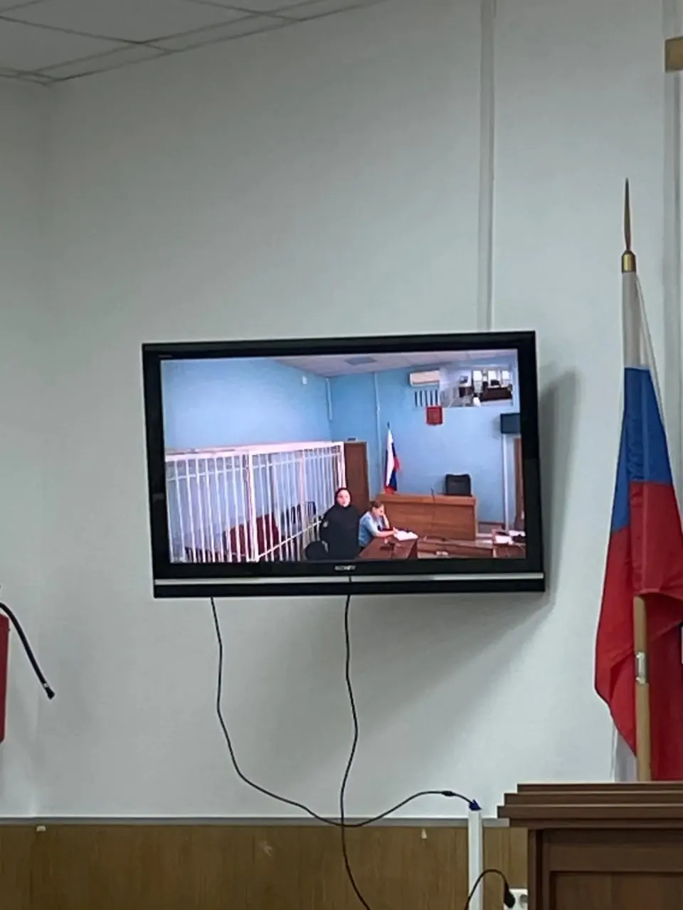 Свидетельница пояснила, что семья находилась под контролем служб, но нарушений не зафиксировано; во время визитов к семье замечания отсутствовали, мать была дома, в доме было тепло, продукты и запасы.