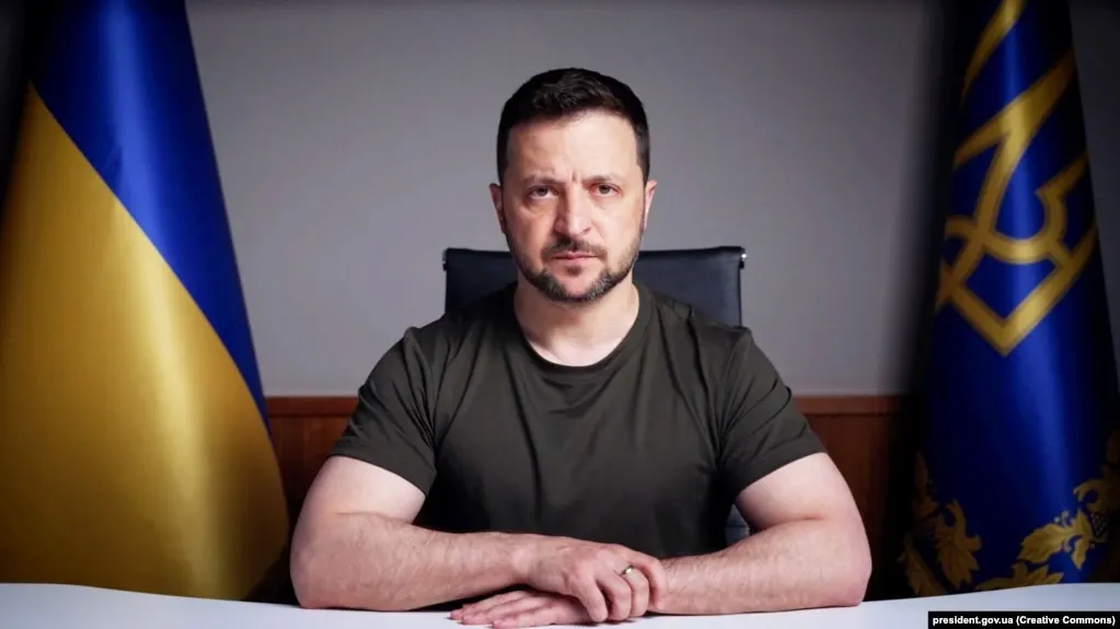 Зеленский заявил, что российское небо становится опасным из-за беспилотников, и призвал перевозчиков принимать во внимание потенциальные угрозы.