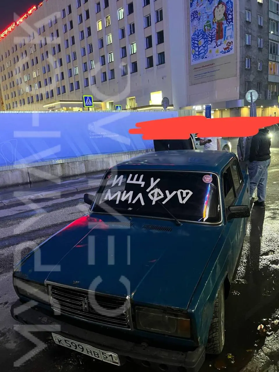 Молодой мурманчанин вывесил на лобовом стекле надпись «ищу милфу», что вызвало резонанс на улицах города.