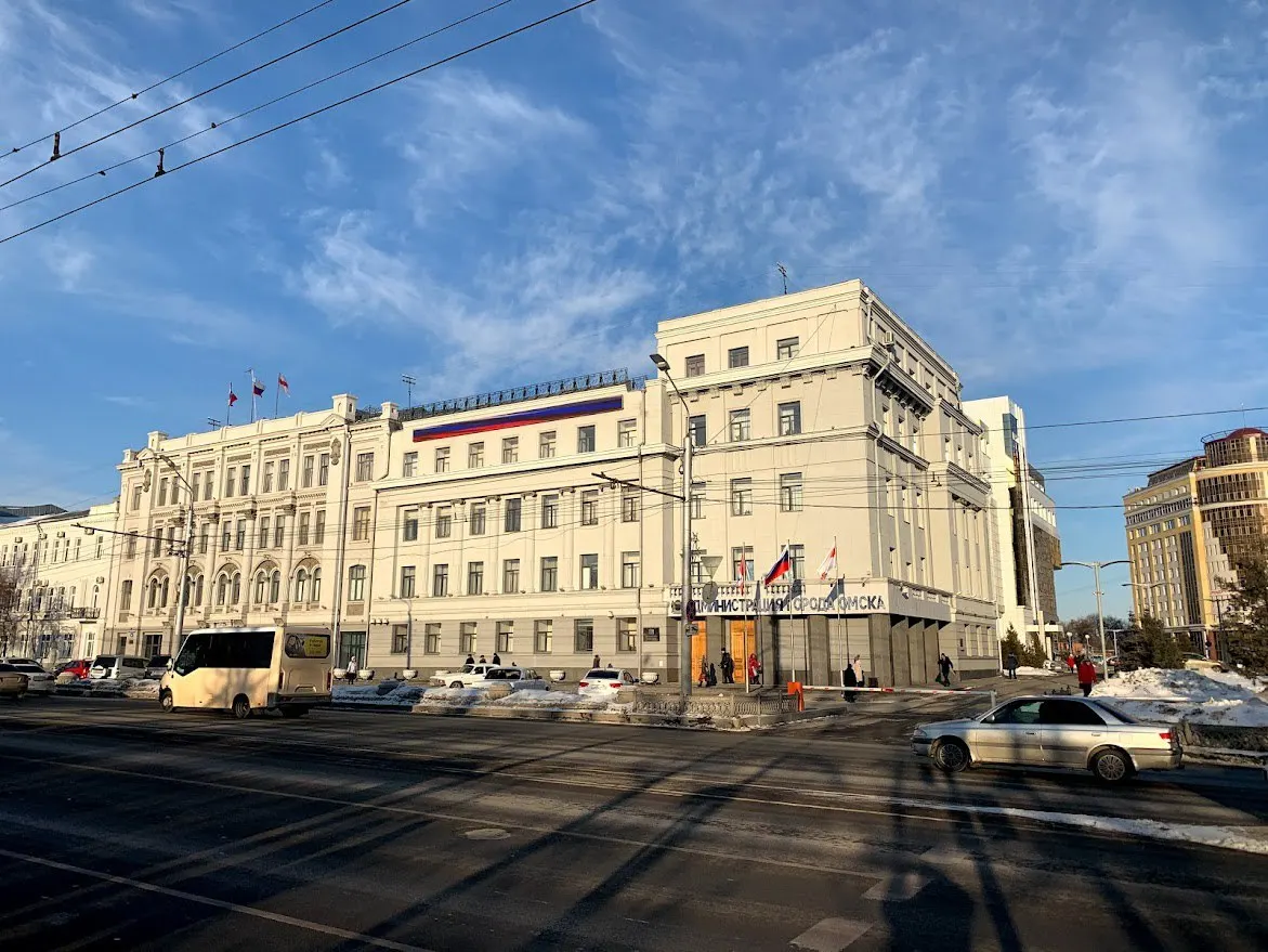 Рассматриваются поправки к уставу города, регулирующие временное исполнение обязанностей мэра и процедуры при досрочной отставке или недоступности руководителя.