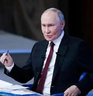 Путин призвал не принуждать учащихся к переходу в колледжи и подчеркнул необходимость развития рабочих профессий и сотрудничества бизнеса.