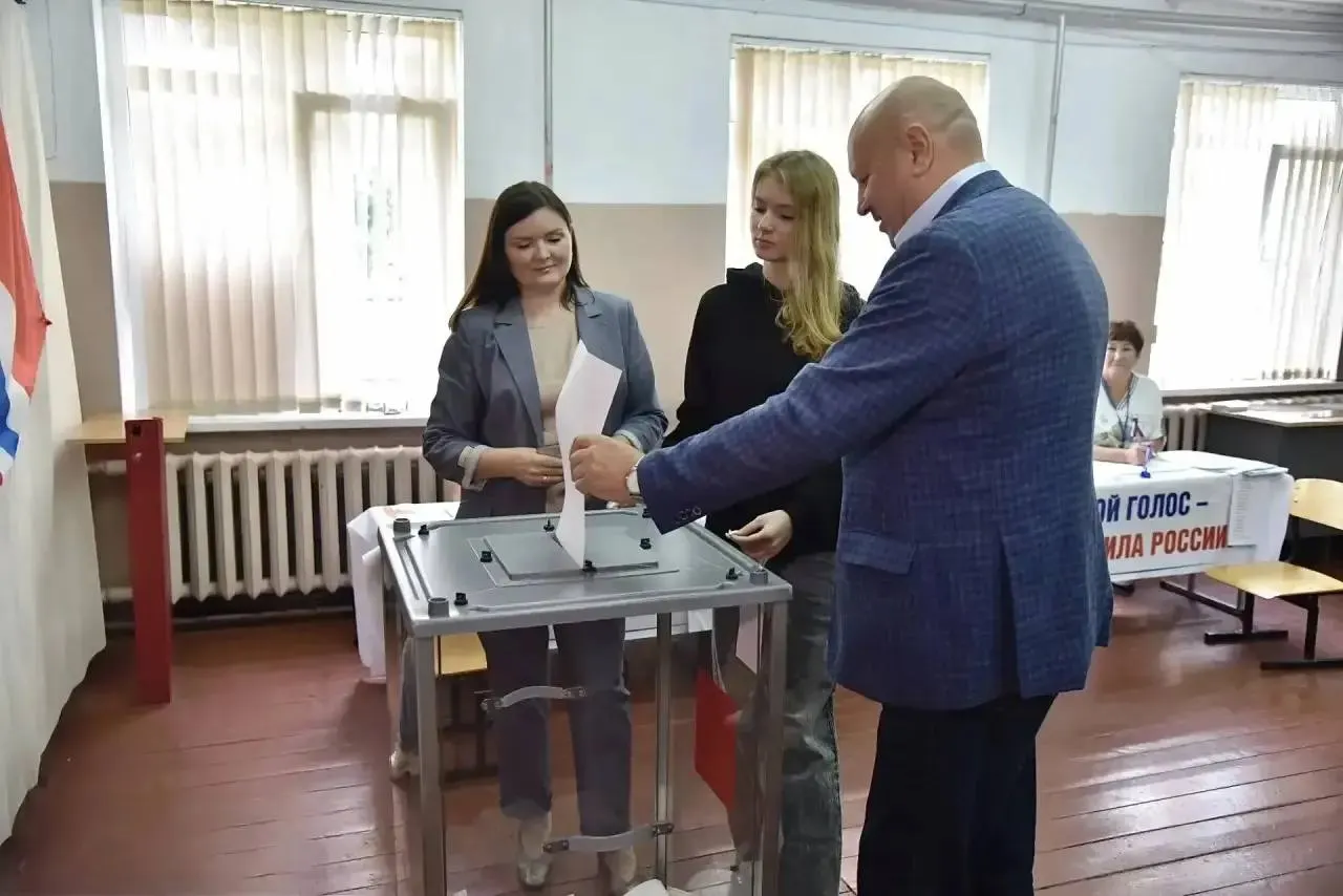 Глава города проголосовал на участке №1355 по месту жительства вместе с супругой и младшей дочерью. Участки работают сегодня и завтра до 20:00.