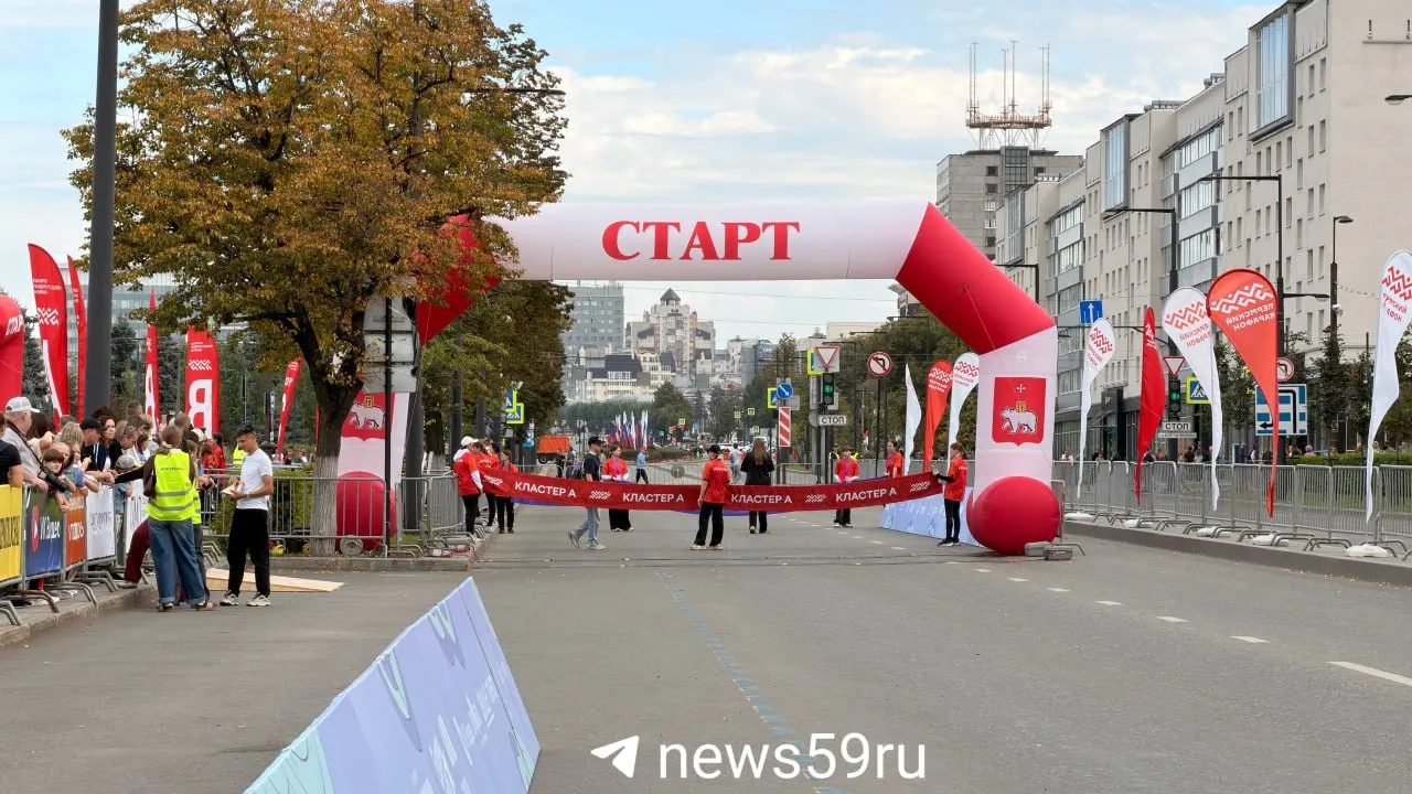 Горожане участвуют в праздничной программе: яркие костюмы и забеги для детей.