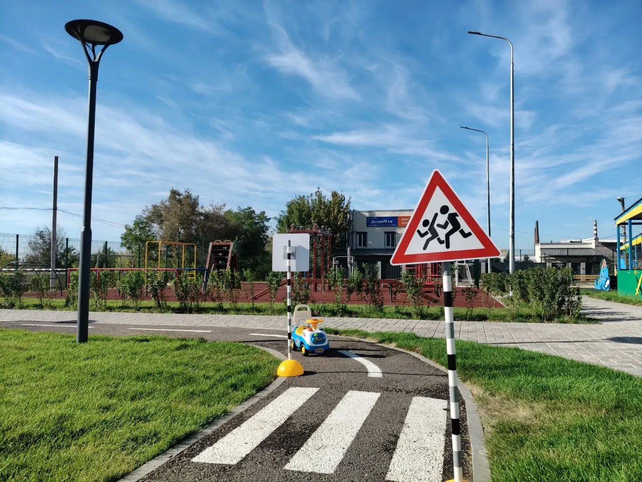 Во время экскурсии обсудили ход строительства и основные помещения будущего дошкольного учреждения.