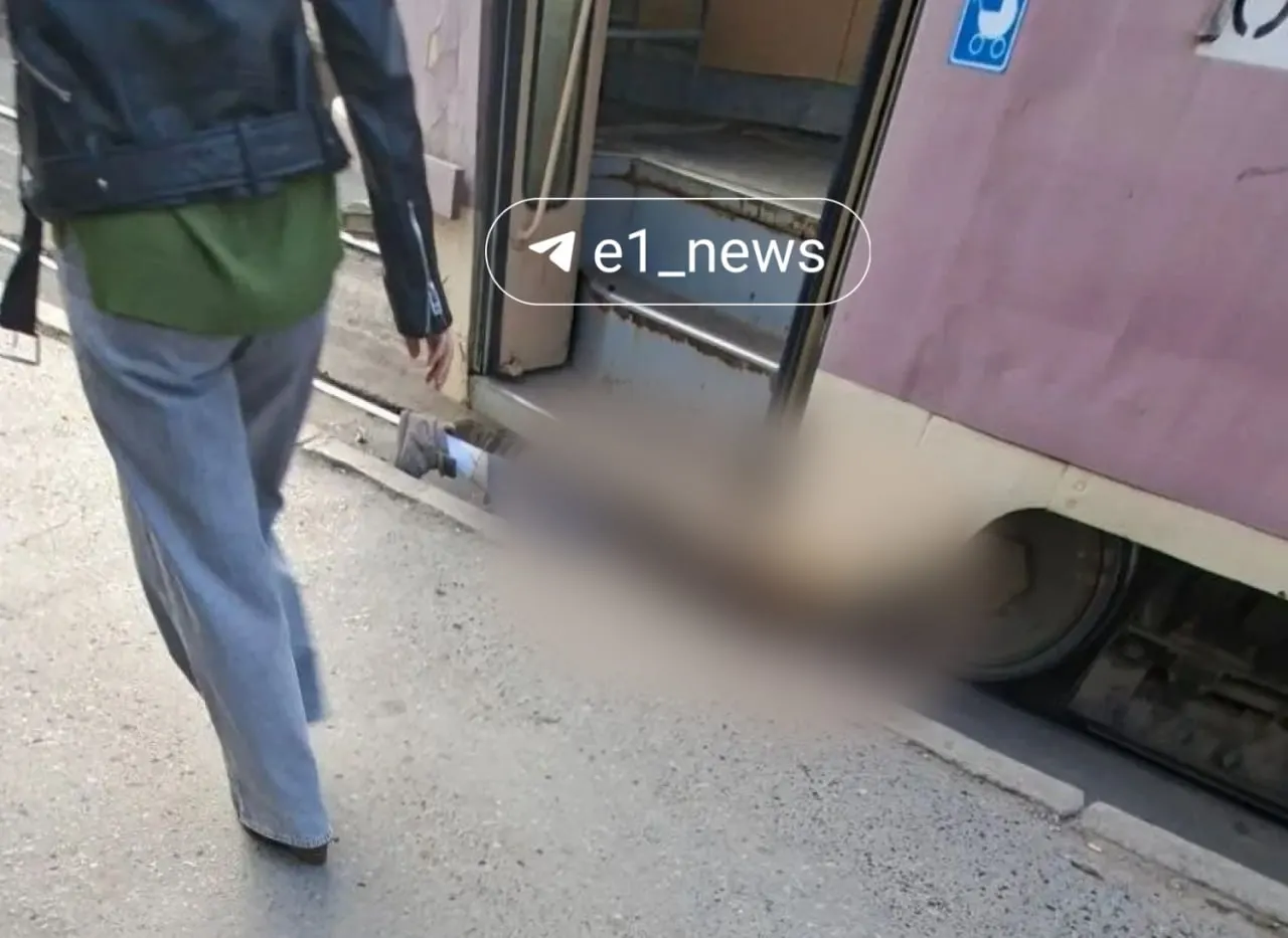 Очевидцы рассказали о происшествии: пострадавшая оказалась под вагоном, её увезли в больницу; состояние стабильно.