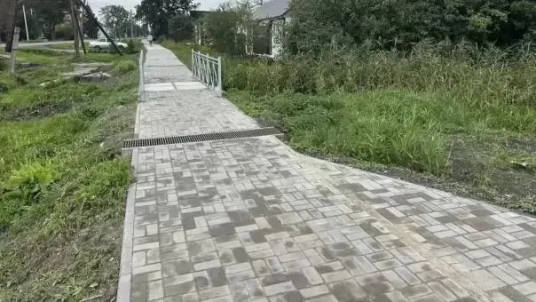 Удивленный срок выполнения: повреждённое покрытие на улице Кирова устранено после судебного решения, тротуар обновлён. Меры предосторожности для жителей и пациентов приняты.