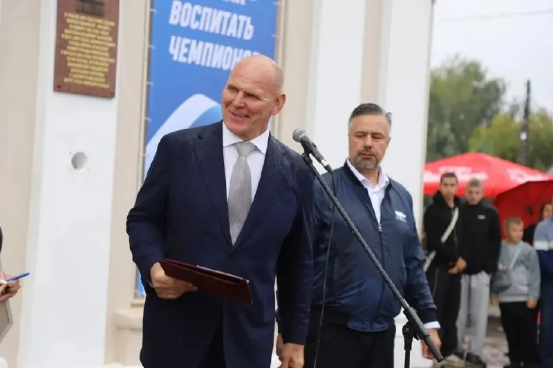На празднике у центра греко-римской борьбы «Октябрь» принял участие Александр Карелин, закладывая капсулу времени для будущих поколений борцов.