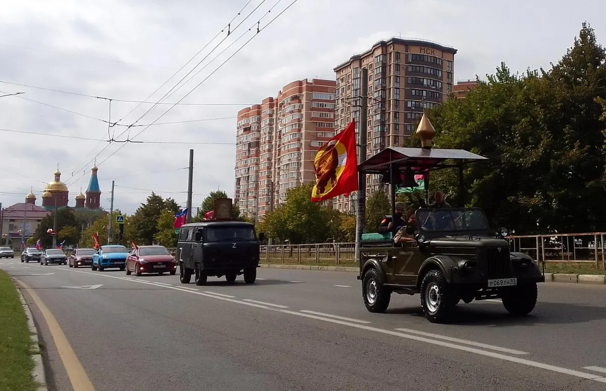 В Краснодаре в день города возникла тревога из‑за беспилотников и нехватки топлива, развернулась дискуссия вокруг застройки храма на набережной. Крестный ход прошёл, а повестка дня была тесно связана с событиями вокруг СВО и происшествий.