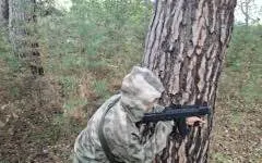 100 сельских подростков из Нижнетавдинского района привлекли к проекту «Ежик», финансируемому губернатором; программа включает углублённую начальную военную подготовку и полевые тренировки.