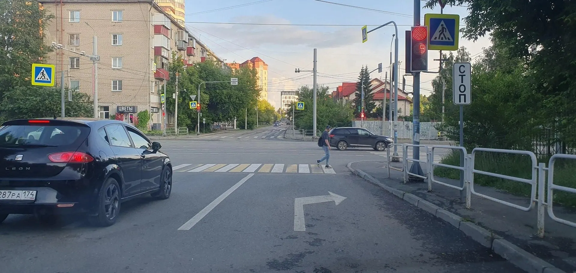 На перекрёстке в центре города камеры фиксируют нарушение проезда на красный и нарушение стоп-линии, однако разметки нет, а знак иногда оказывается скрытым. Водители требуют разъяснений и справедливого разблокирования штрафов.