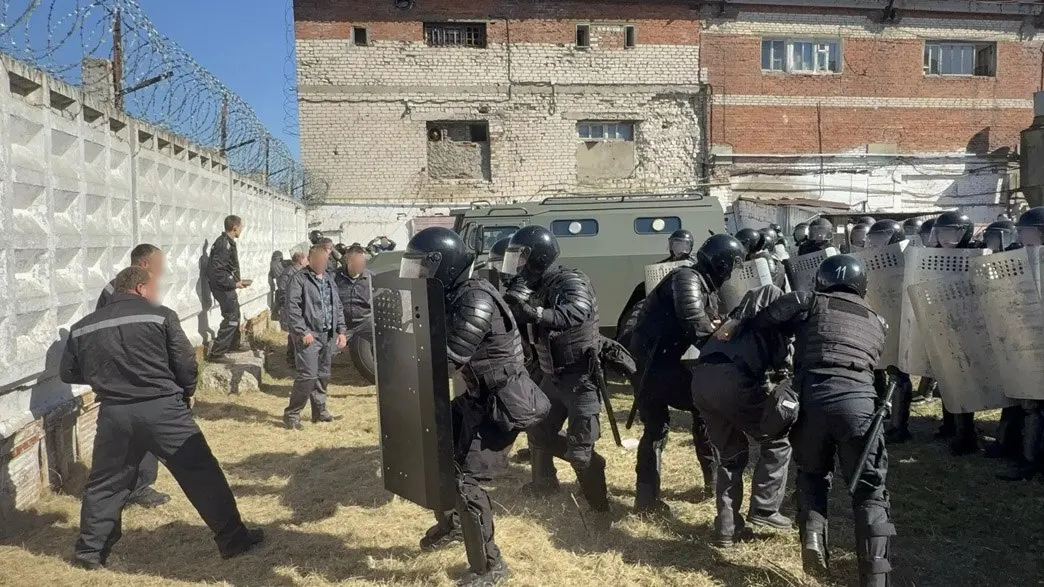 В рамках тактико-специальных занятий отрабатывались действия по подавлению массовых беспорядков в исправительном учреждении во Владимирской области. В учениях приняли участие свыше 300 сотрудников ФСИН и 56 силовиков из разных ведомств.