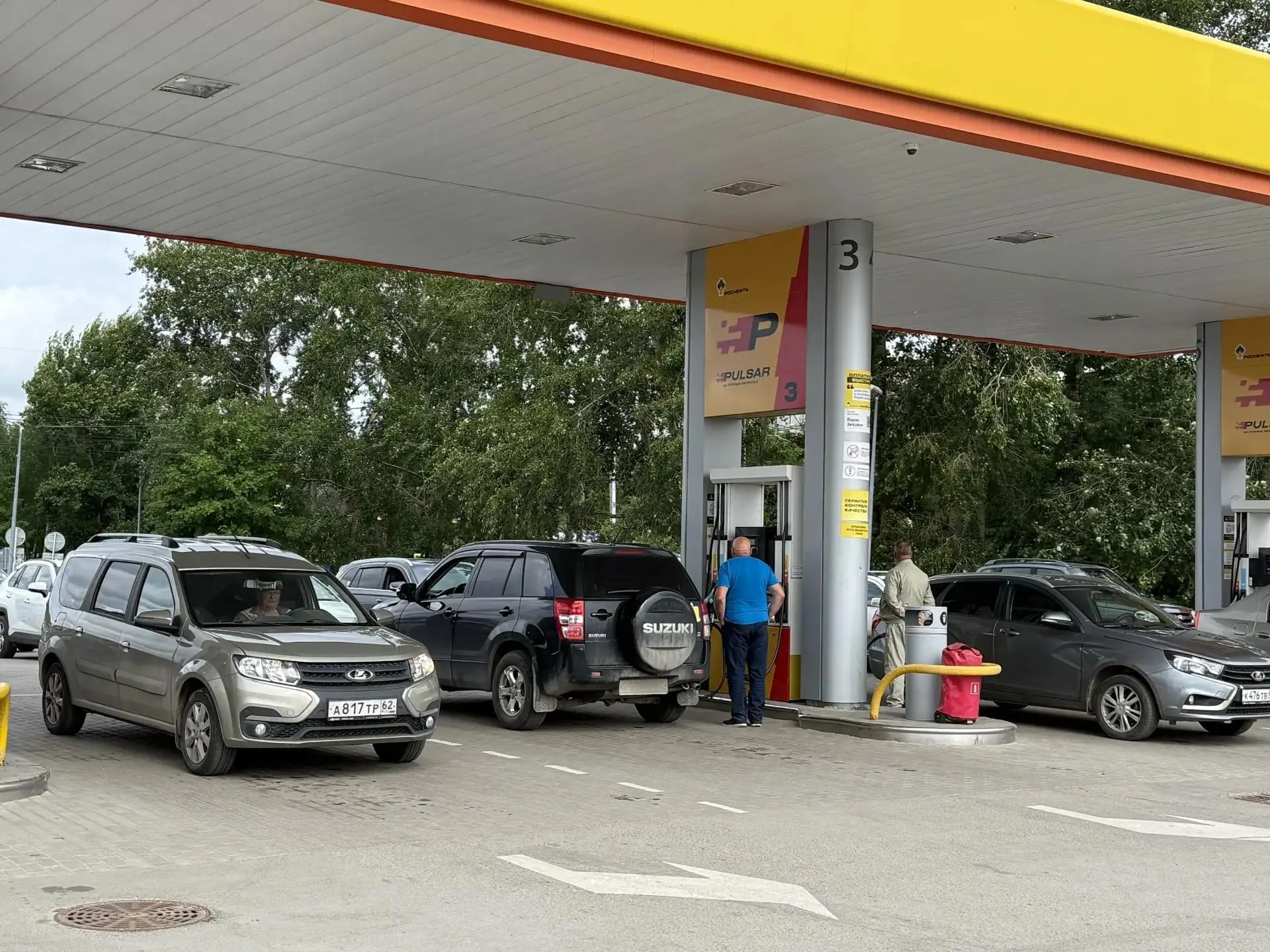 Жительницу Рязани отказались заправлять на АЗС из‑за регламента «чет‑нечет» во время поездки больного родственника в медицинское учреждение.