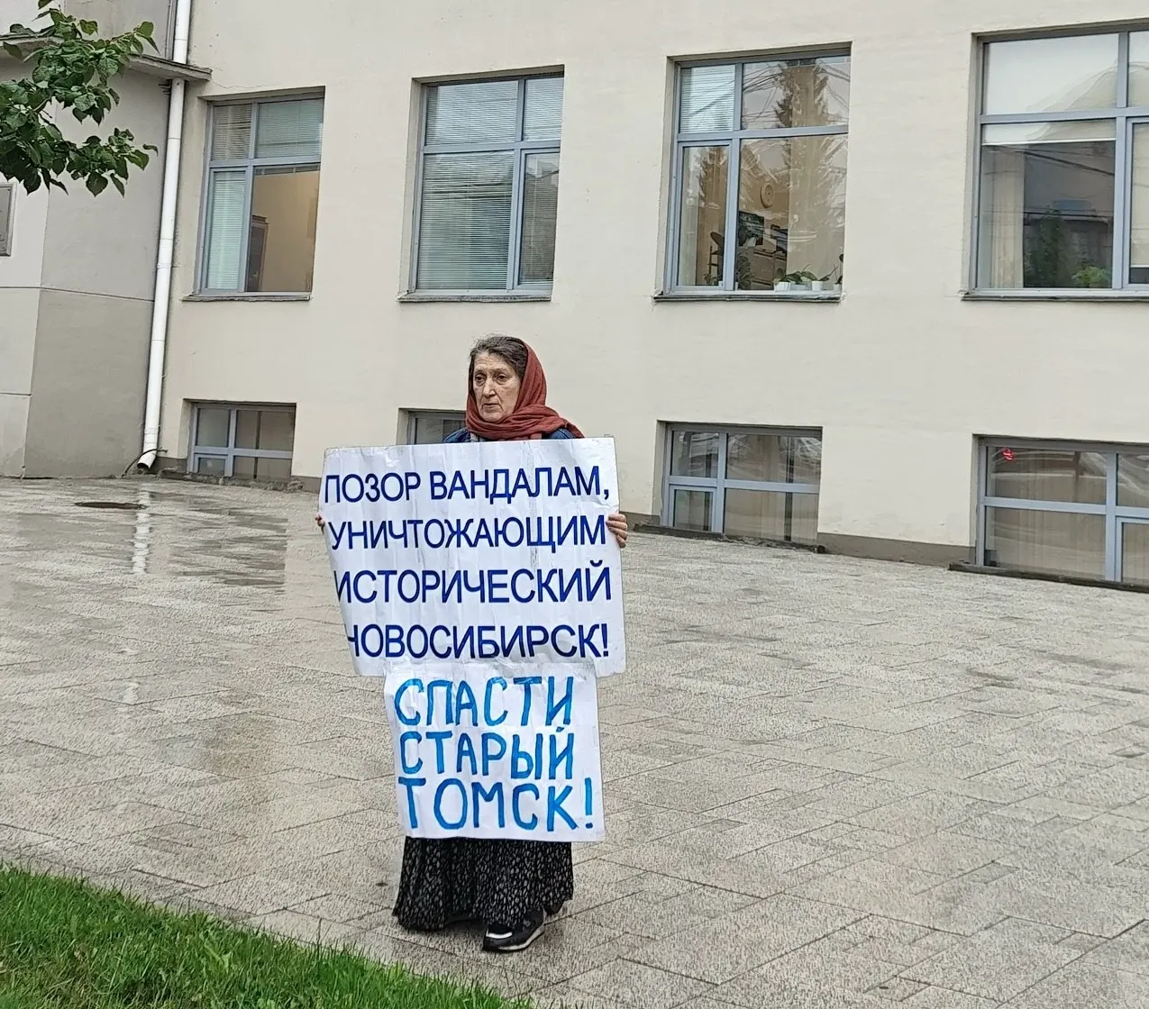 Серия одиночных пикетов у административного здания Томска с требованием сохранить историческую застройку города.