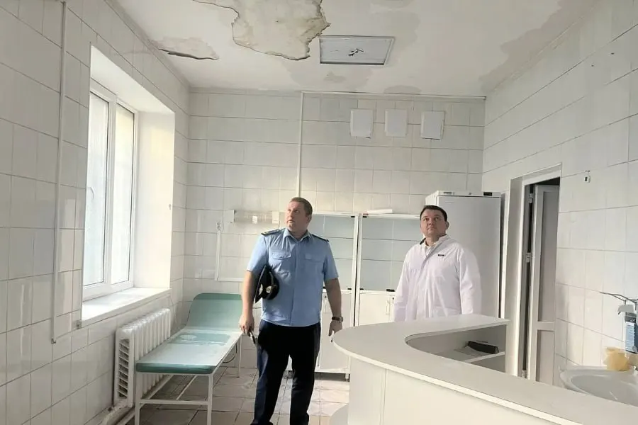 Проверкой установлены задержки в работах и нарушения в процессе капитального ремонта крыши городской поликлиники. Руководителю фонда капитального ремонта и подрядчику внесены представления; срок окончания работ — 15 октября 2026 года; контроль за ходом работ сохранится.