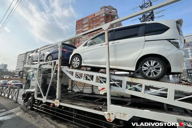 Минпромторг объявил о постепенном росте утилизационного сбора на импортируемые автомобили и дальнейшем развитии отечественного автопрома.
