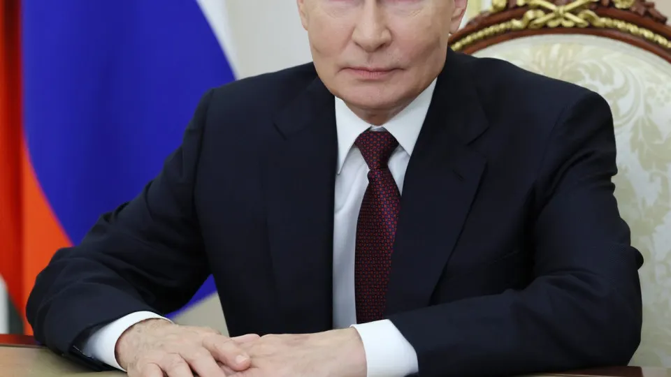На видеозаписи видно темное пятно на левой руке президента, что вызвало обсуждения о возможном медицинском вмешательстве и состоянии его здоровья.