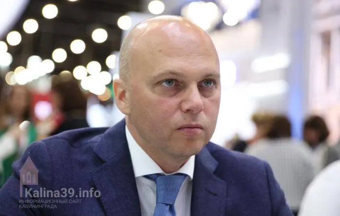 Алексей Беспрозванных, губернатор Калининградской области, отказался от депутатского мандата, освободив место для Олега Носырева, который ранее совмещал политическую деятельность с бизнесом в строительной сфере.