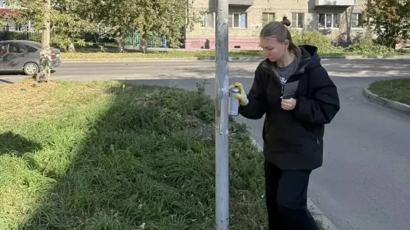 Во время акции молодые жители и студенты убрали рекламу наркотиков и свыше ста листовок.