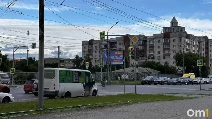 Пассажир набросился на водителя маршрутки после спора о льготной карте; пострадавший госпитализирован, возбуждено уголовное дело.